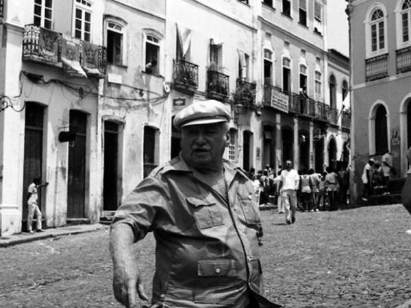 Jorge Amado no Pelourinho, Centro Histórico de Salvador (Imagem:Zélia Gattai/Acervo Fotográfico Zéllia Gattai)