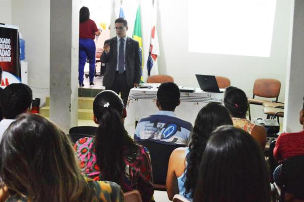  Daniel Oliveira, ministrou palestra, nesta quinta-feira (24), sobre Ações Eleitorais para advogados, estudantes de Direito e comunidade em Corrente.(Imagem:Divulgação)