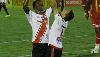 Jogadores do River comemoram o gol da classificação.