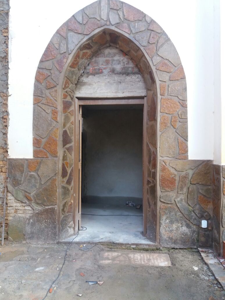 Lápide foi encontrada sob o piso da igreja, em frente à entrada da sacristia.