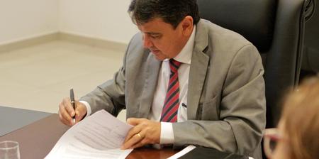 Wellington Dias assina parceria com a Caixa Econômica