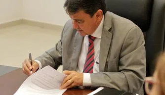 Wellington Dias assina parceria com a Caixa Econômica