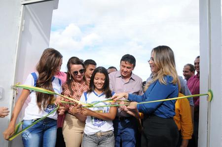 Governador entrega obra de escola em Santana do Piauí