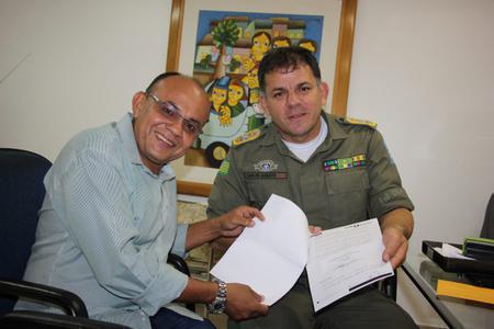 Vereador Neto do Angelim entrega termo de cessão ao comandante da Polícia Militar