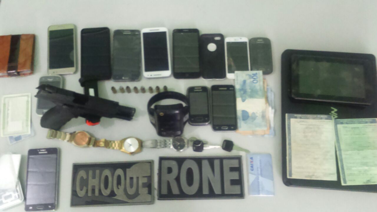 Polícia apreende diversos celulares e arma de uso restrito com três jovens no Poti Velho