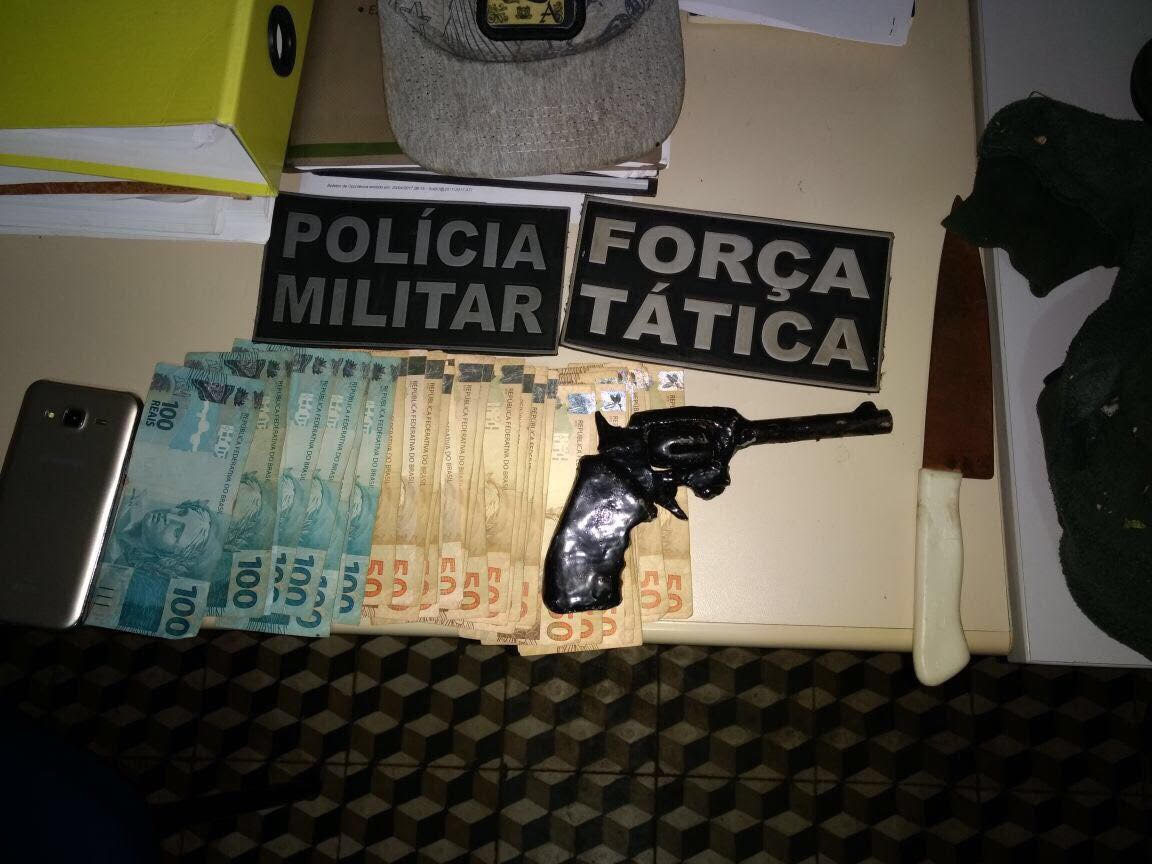 Polícia Militar apreende mais de três mil reais e um smartphone furtados por adolescentes.