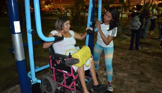 Mulher com deficiência realizando exercício físico