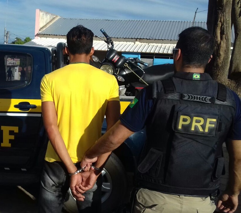 PRF autua um homem com mandato de prisão expedido em Goiás.