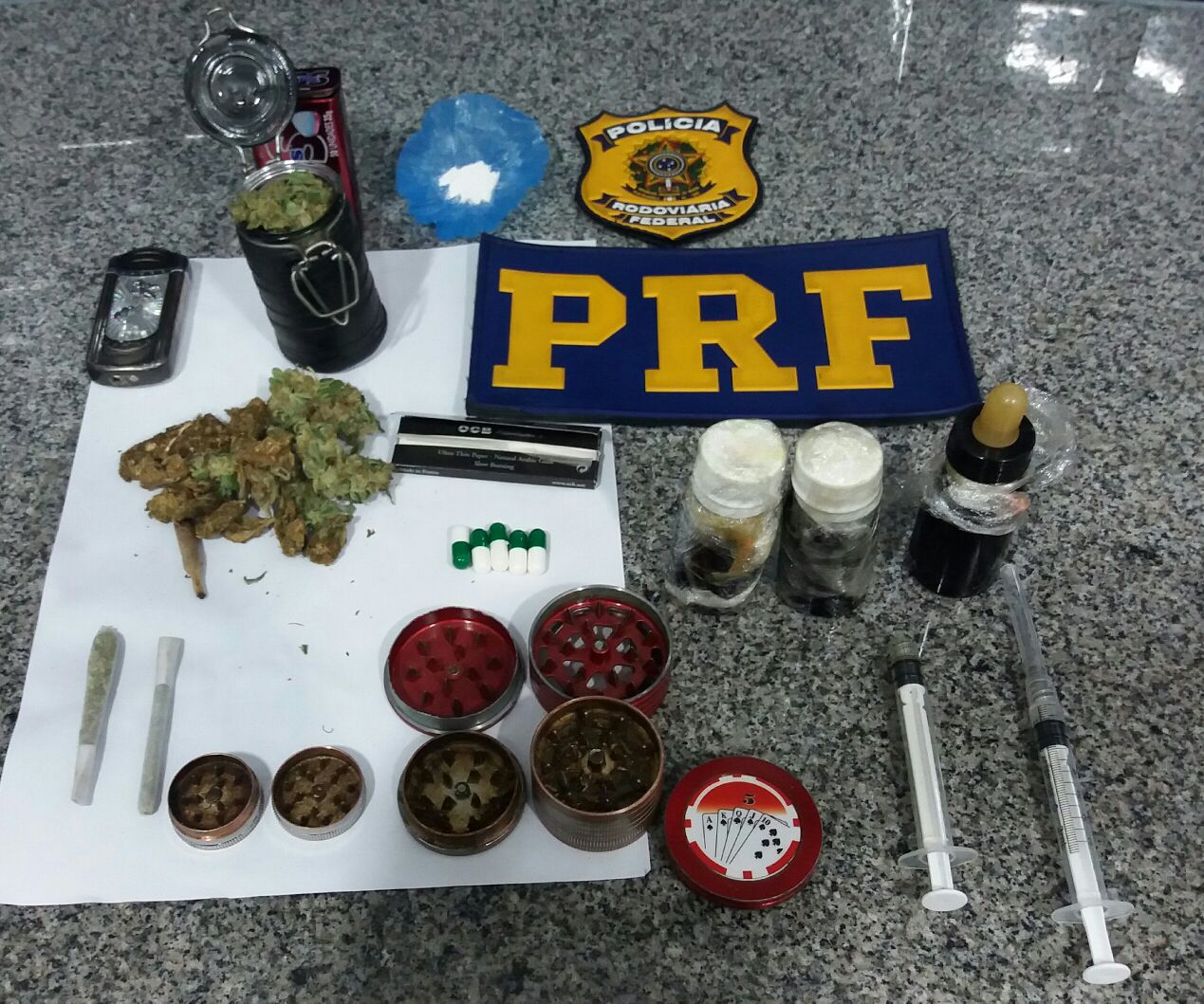 PRF apreende maconha, cocaína, canbidiol na BR 343 em Campo Maior.
