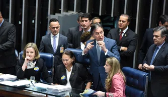 Senadoras oposicionistas ocupam a Mesa do Senado para impedir sessão de debate da Reforma Trabalhista.
