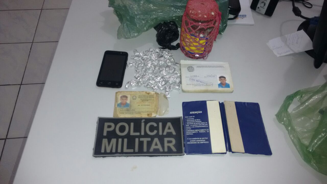 Foram encontrados 53 papelotes de maconha e 6 papelotes de cocaína, material todo pronto para revenda.