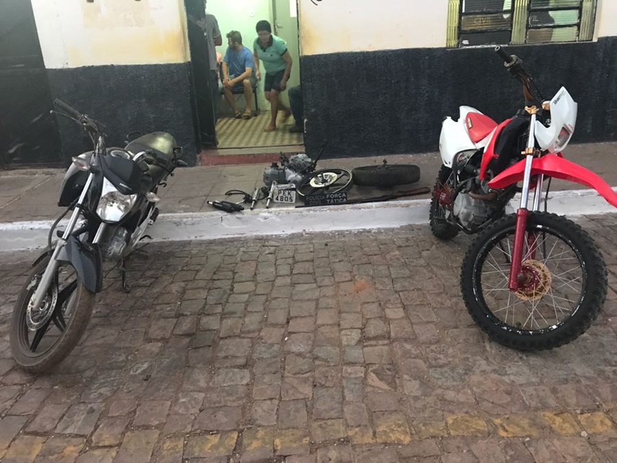 Motocicletas e Moto peças apreendidas.