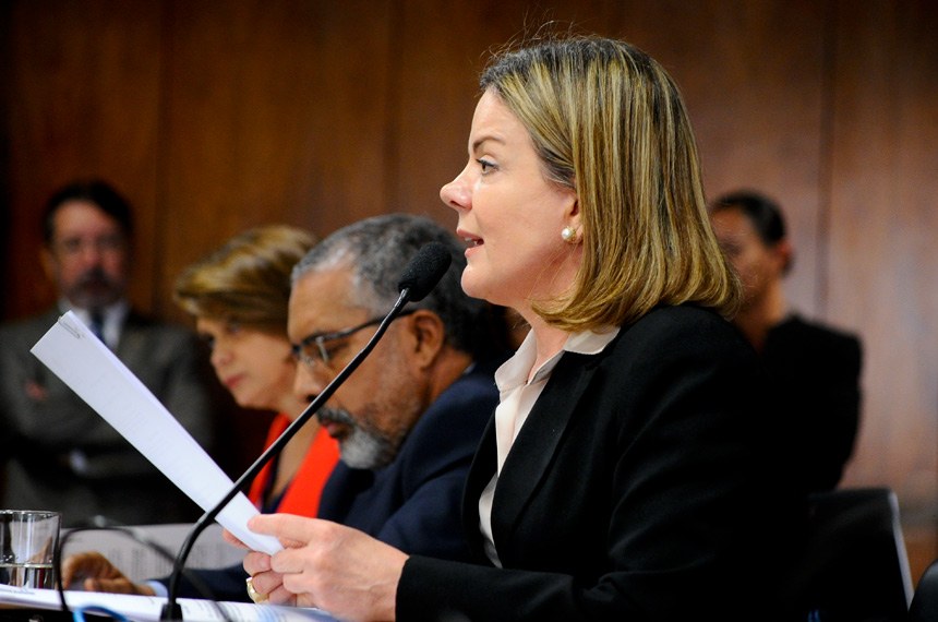 Relatora da matéria, senadora Gleisi Hoffmann (PT-PR).