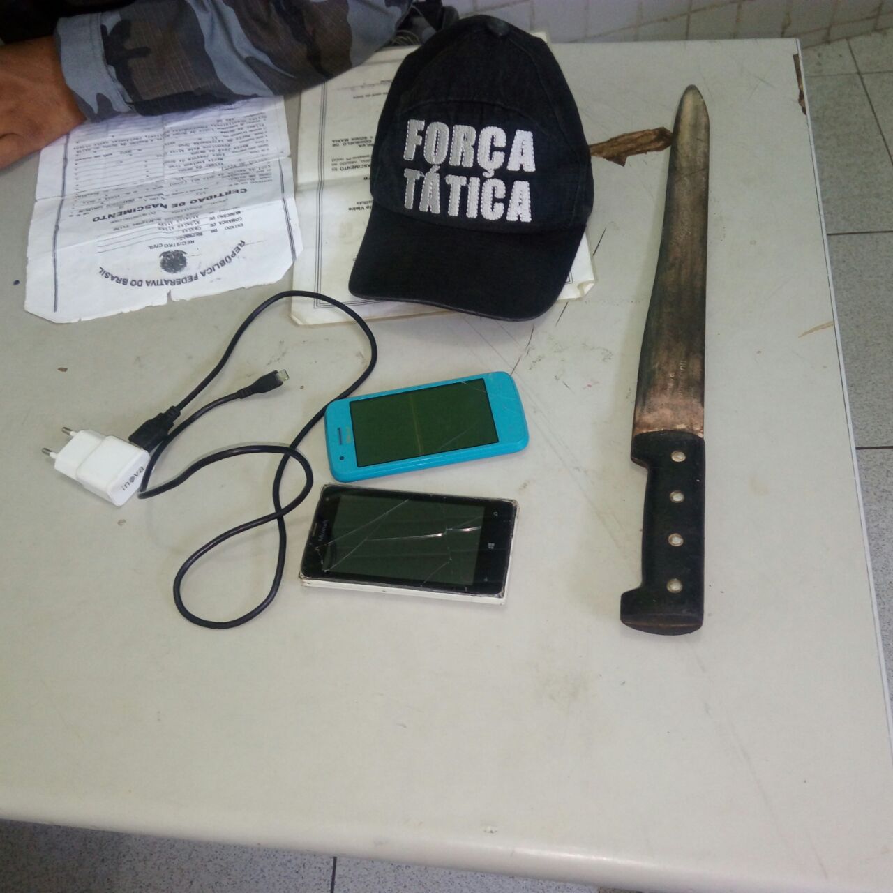A Polícia Militar do 5º Batalhão apreendeu dois celulares, um facão, um carregador e um colar.