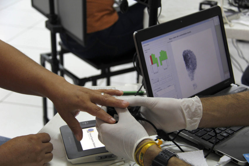 Eleitor realizando biometria