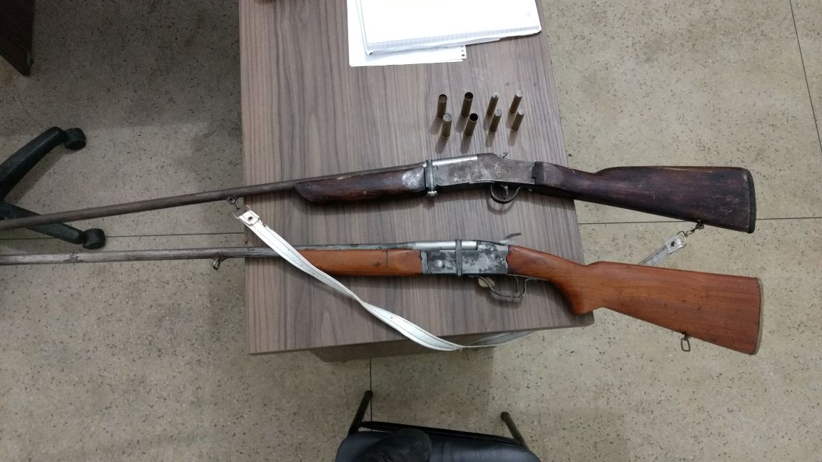 Os dois homens presos na operação portavam espingardas de calibre 32 e 36.