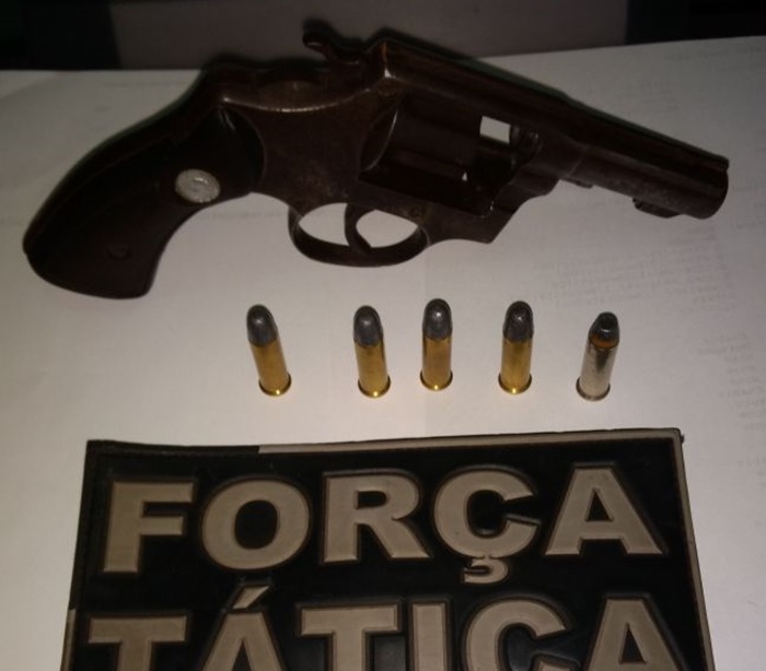 Arma de fogo apreendida na operação.