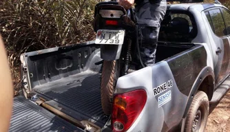Motocicleta recuperada pelos policiais no Povoado Boqueirão.