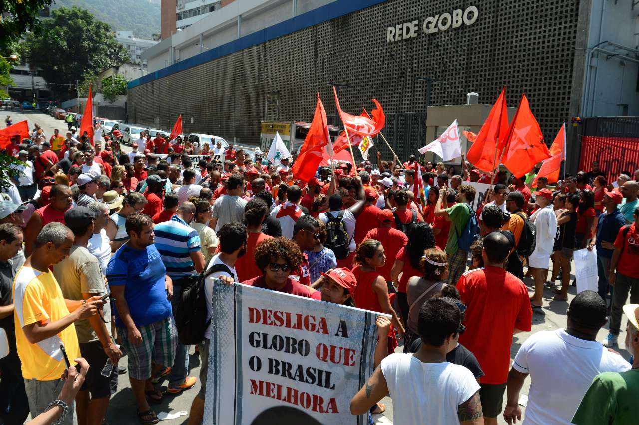 Manifestantes protestaram na frente da sede da TV Globo, no Rio de Janeiro.