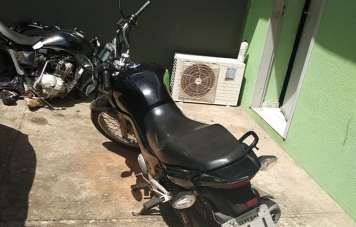 Motocicleta roubada no Torquato neto e apreendida com o suspeito.