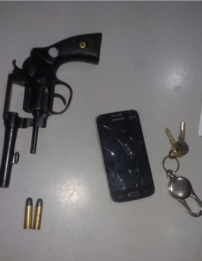 Revólver calibre 38, com duas munições, um celular e uma moto roubada.