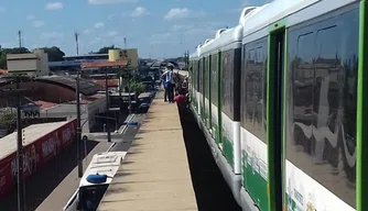 VLT de Teresina parado no elevado da Avenida Maranhão.