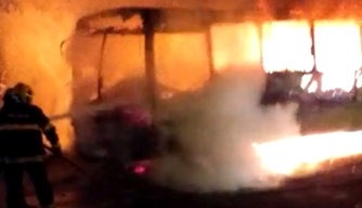 Ônibus coletivo foi incendiado nas proximidades da parada final do bairro Mário Covas.