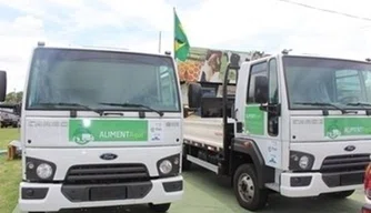 Governo entrega caminhões para agricultura familiar.
