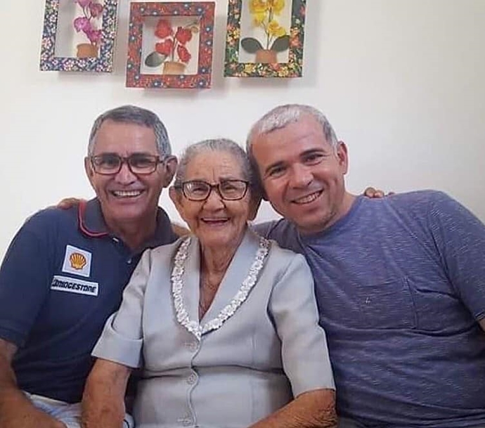 Tiago Vasconcelos utilizou as redes sociais para lamentar a morte da avó.
