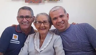 Tiago Vasconcelos utilizou as redes sociais para lamentar a morte da avó.