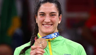 Judoca Mayra Aguiar leva medalha de bronze nas Olimpíadas em Tóquio.