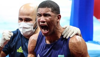 Hebert Conceição conquista ouro para o Brasil na categoria de até 75kg do boxe.