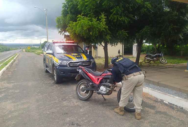 Motocicleta apreendida pela PRF em Alegrete do Piauí.