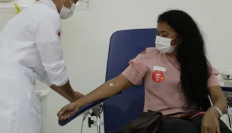 Pessoa realizando doação de sangue.