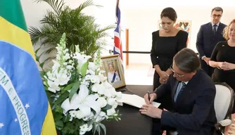 Bolsonaro assina livro de condolências pelo falecimento da Rainha Elizabeth II.