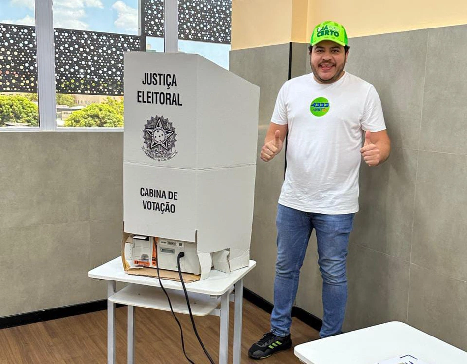 Jadyel da Jupi vota no Colégio Lerote.