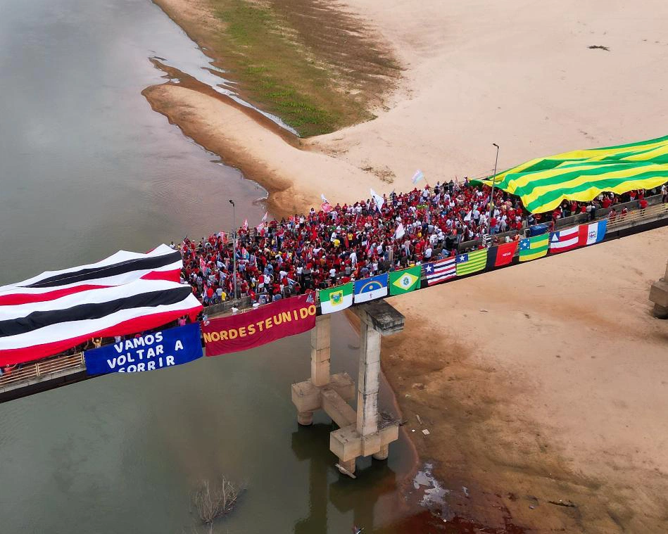 Apoiadores de Lula se reúnem em ato político na Ponte da Amizade