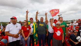 Lideranças políticas em ato pró-Lula na Ponte da Amizade.