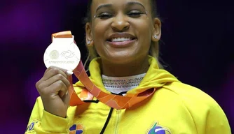 Rebeca Andrade conquista ouro em Liverpool.
