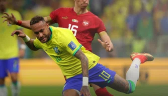 Neymar em lance durante partida contra a Sérvia.