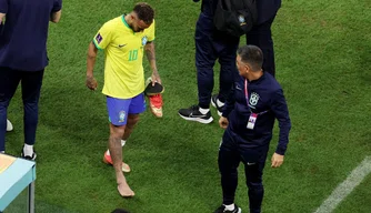 Neymar sofre entorse no tornozelo direito na estreia da Copa do Mundo
