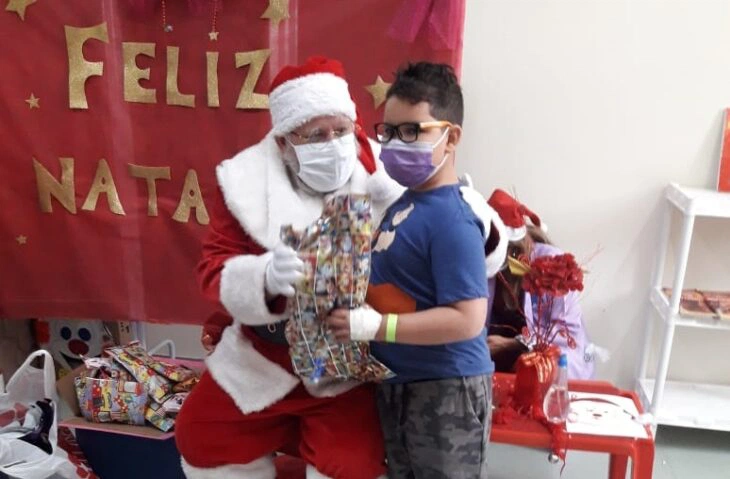 Crianças e adultos se emocionam com a visita surpresa do Papai Noel no Hospital Infantil