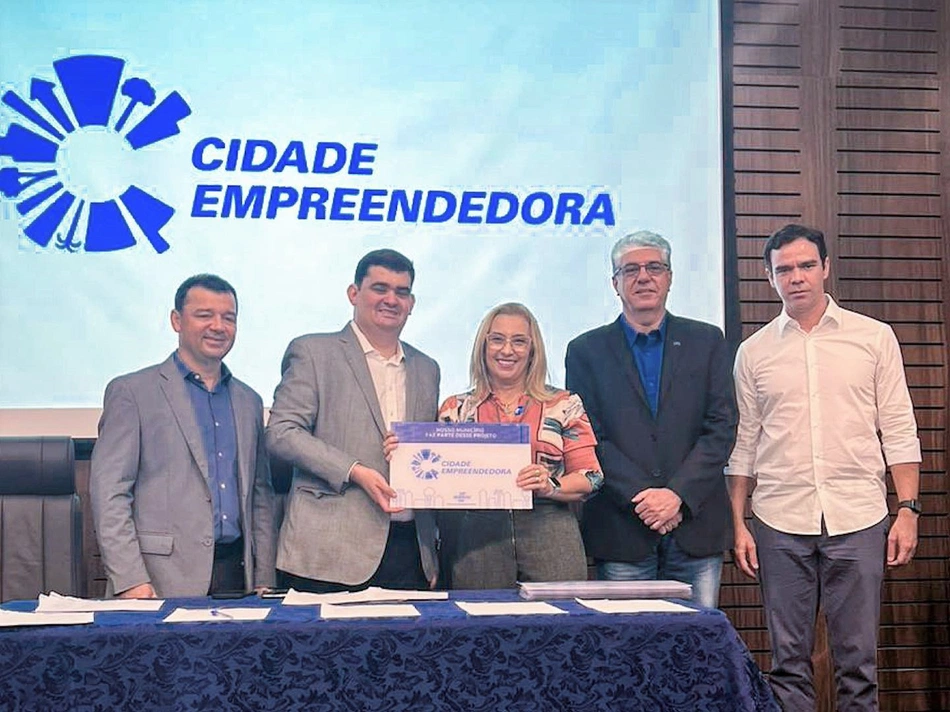 Prefeita Neidinha Lima assina termo de adesão do Programa Cidade Empreendedora.