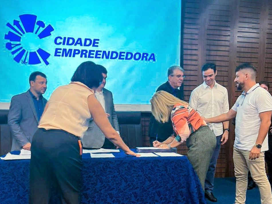 Prefeita Neidinha Lima assina termo de adesão do Programa Cidade Empreendedora.