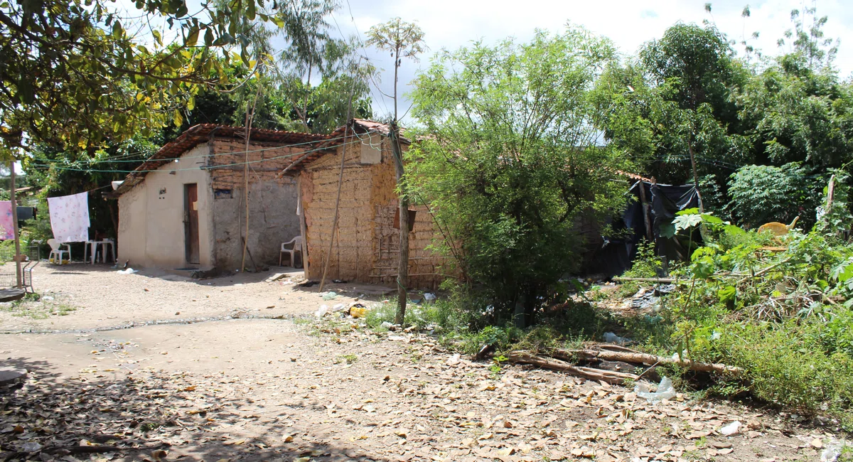 Casas dos moradores no Terreno do Grupo Claudino.