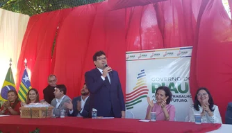 Governador Rafael Fonteles entrega reforma de escola de tempo integral em Teresina.