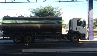 PRF autua caminhão com 15.200 litros de leite in natura em Piripiri