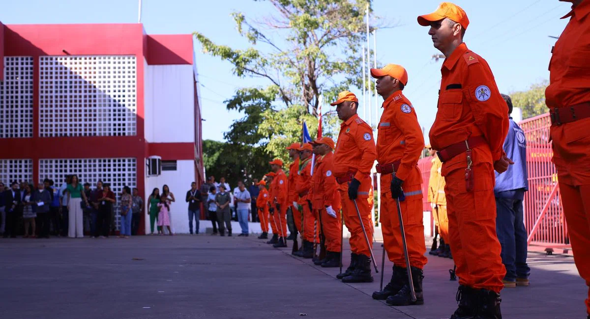 Governador Rafael Fonteles promove 40 bombeiros durante solenidade.
