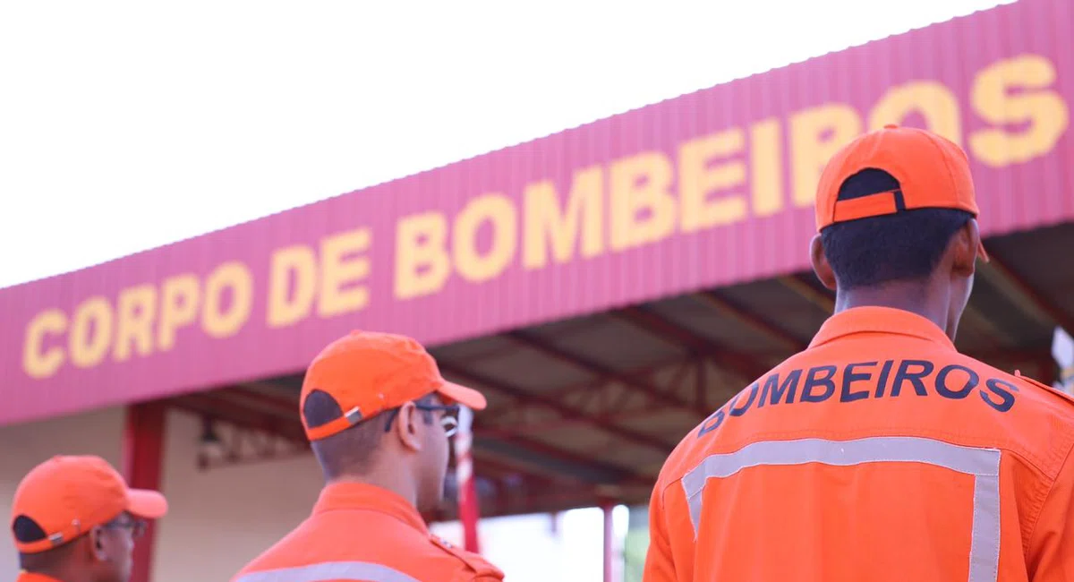 Governador Rafael Fonteles promove 40 bombeiros durante solenidade.