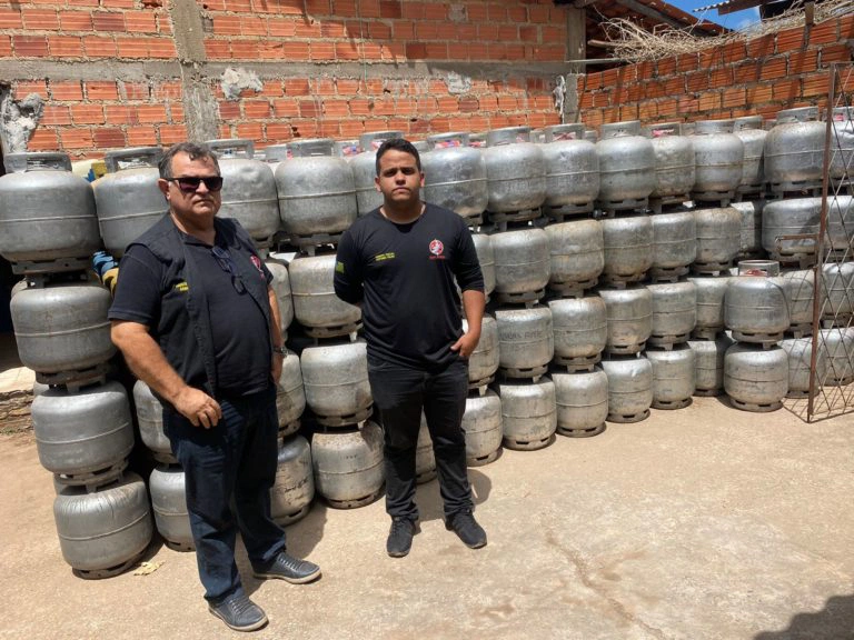 Procon apreende 446 botijões de gás no município de Altos.